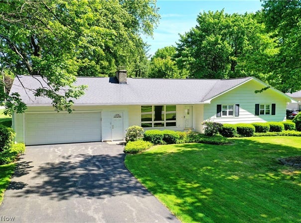 4975 Maple Drive, Vienna, OH 44473