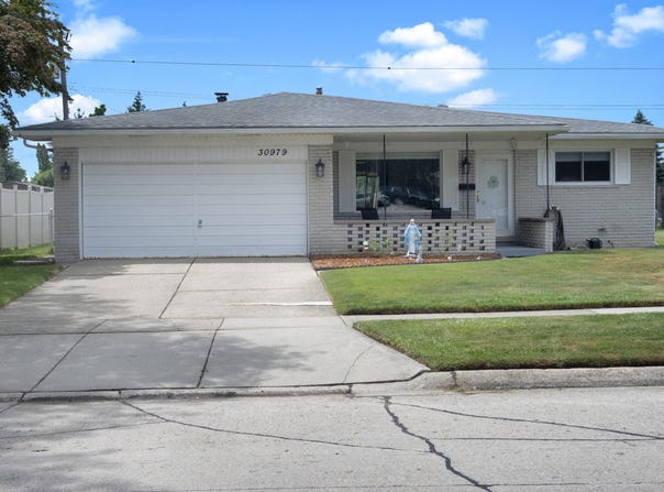 30979 Boewe Drive, Warren, MI 48092