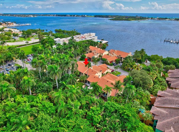 7 Via Lago, Boynton Beach, FL 33435