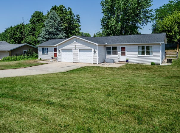 6209-6211 Hipps Hollow Road, Eau Claire, MI 49111