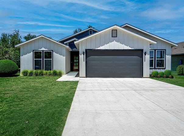 136 E Pauwela LN, Bastrop, TX 78602