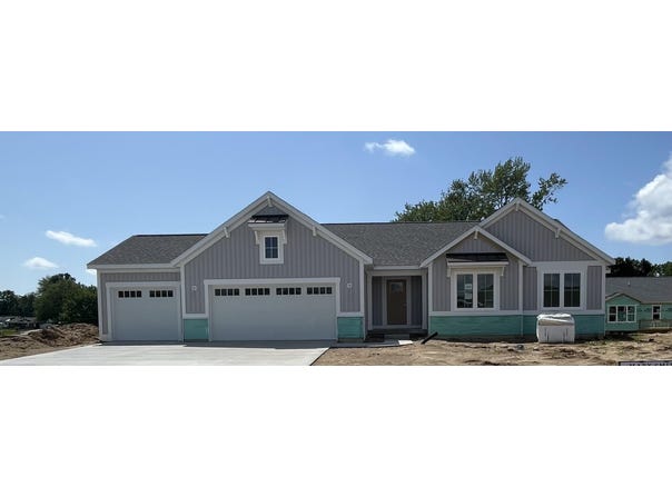 621 Waterford Village Drive, Walker, MI 49534