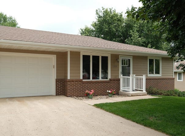 1328 1st Ave SE, Sioux Center, IA 51250