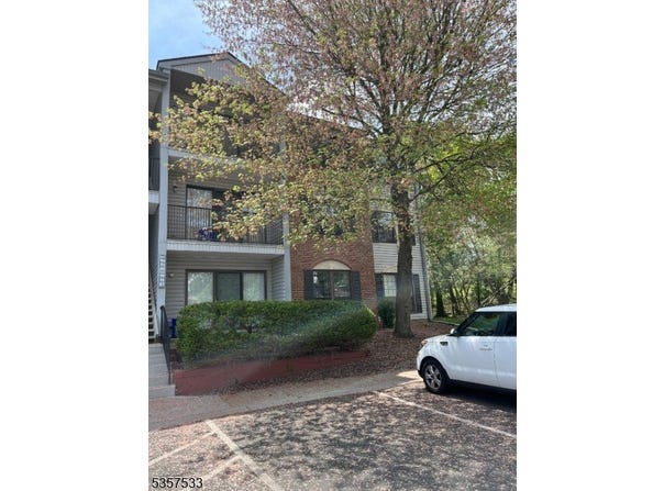 96 Fisher Dr, Franklin Twp., NJ 08823-1350