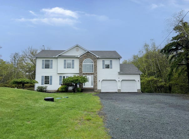 211 Beaver Dam Road, Long Pond, PA 18334