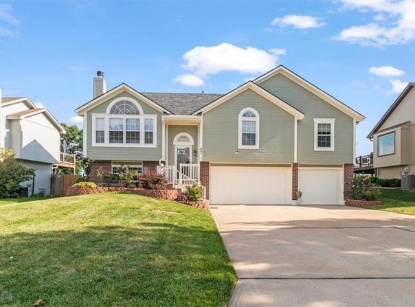 321 NE Woodbury Drive, Lee's Summit, MO 64086
