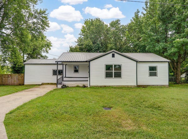 12 E Hawthorne Street, Aurora, MO 65605