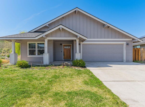 1641 NE 3rd Court, Redmond, OR 97756