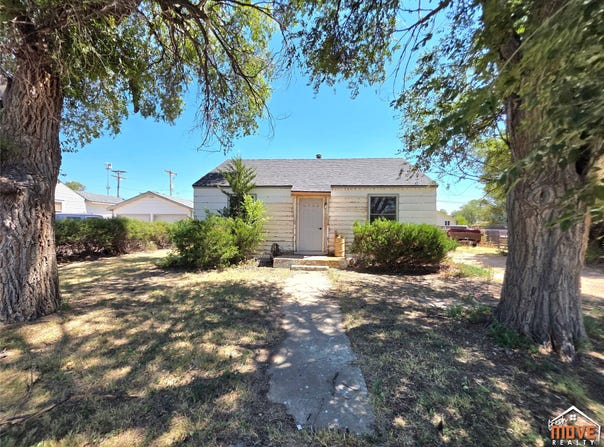 1202 S Ponca Avenue, Satanta, KS 67870
