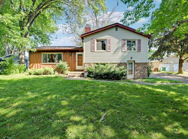 6920 35th Street N, Oakdale, MN 55128