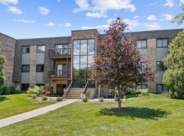 1444 Stonebridge Circle, Wheaton, IL 60189