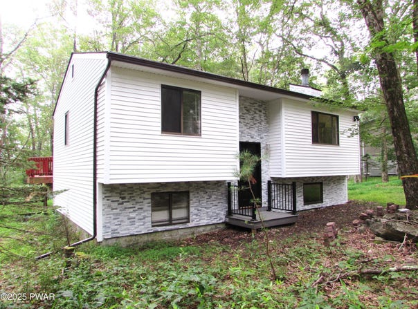 109 Rodeo Lane, Lords Valley, PA 18428