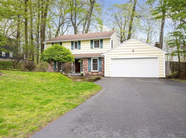 40 Clarkes Crossing, Perinton, NY 14450