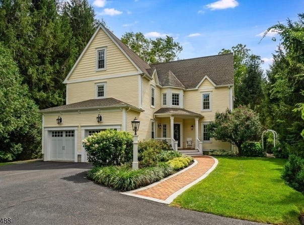 61 Collis Ln, Chester Boro, NJ 07930-2204