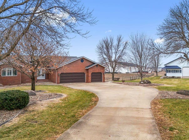 48381 277th St, Canton, SD 57013-5507