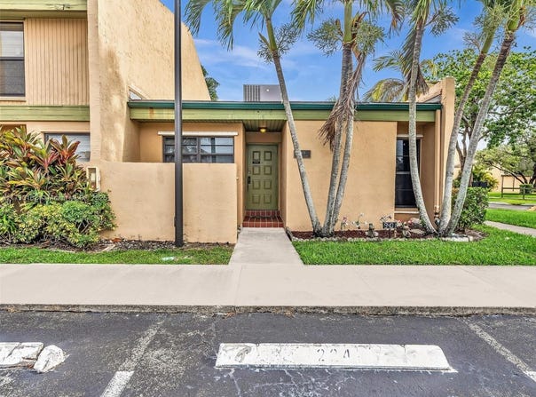 9401 NW 14th Ct, Pembroke Pines, FL 33024