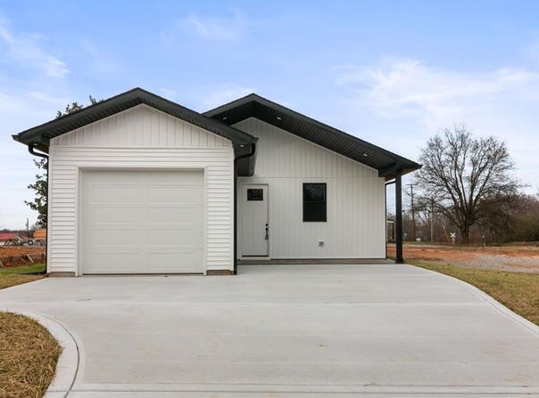 14 Warren St, PARIS, TN 38242