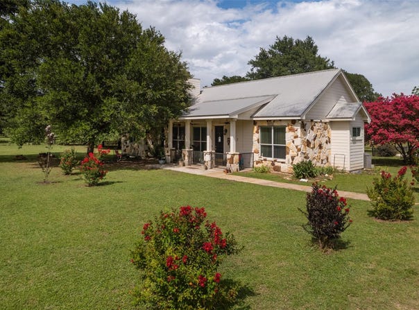 672 Clearfork RD, Lockhart, TX 78644