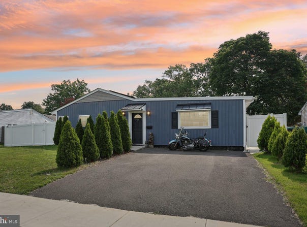 40 OPENWOOD LANE, LEVITTOWN, PA 19055