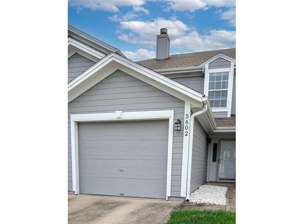 5602 NW Moonlight Meadow Court, Lee's Summit, MO 64064