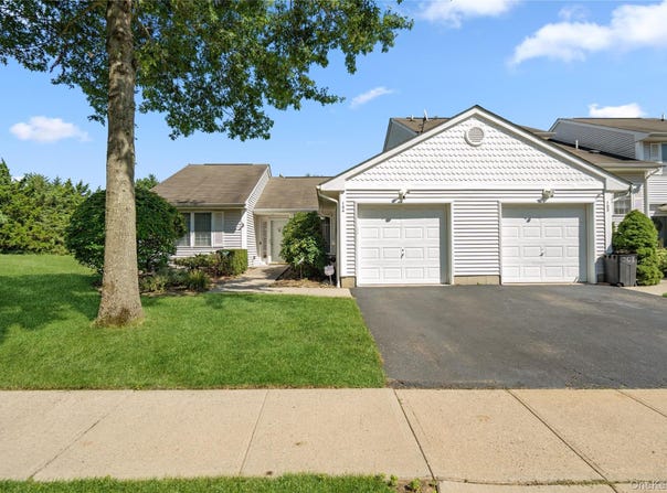 104 Sagaponack Court, Melville, NY 11747