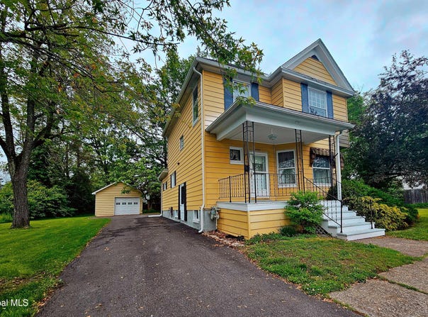 16 Oakwood Boulevard, Hudson, NY 12534