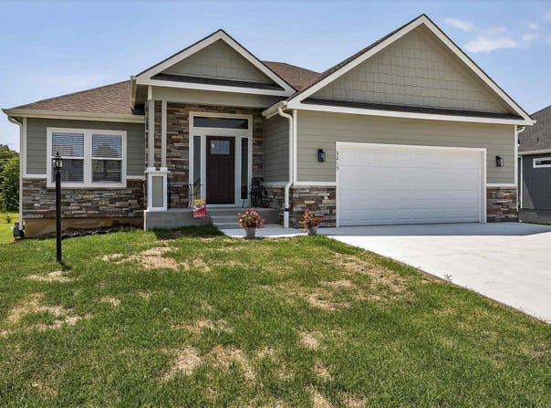 3213 SE Blazing Star DR, Topeka, KS 66609