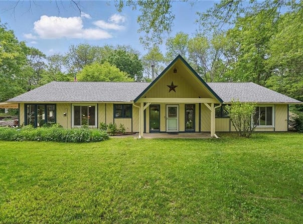 8111 E Peek Road, Peculiar, MO 64078
