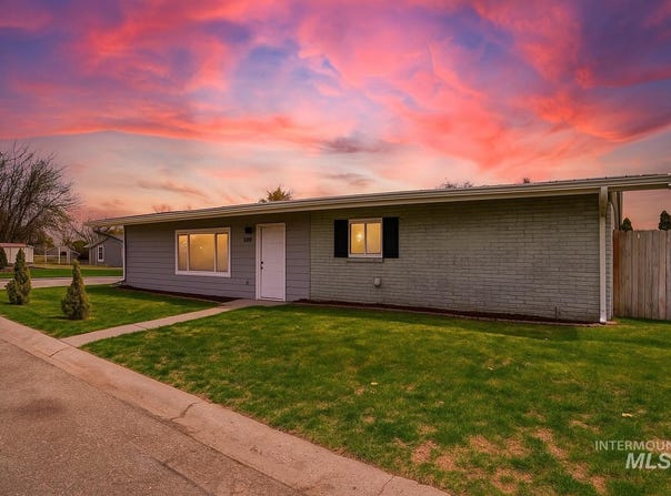 909 Victoria Ave, Fruitland, ID 83619