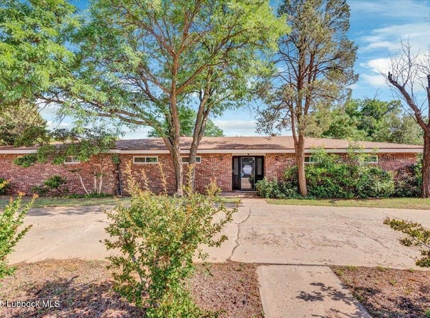 1704 E Buckley Street, Brownfield, TX 79316