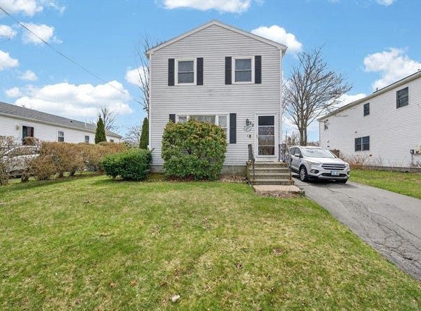 22 Connecticut Ave, Middletown, RI 02842