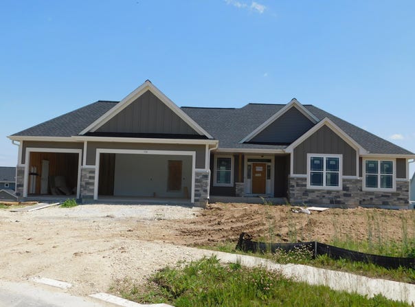 716 Hummingbird Ct, Grafton, WI 53024
