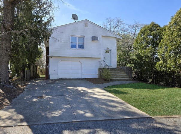 14 Uhl Street, Lake Ronkonkoma, NY 11779