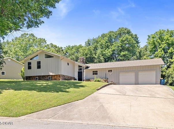 1426 Hawthorne Drive, Neosho, MO 64850