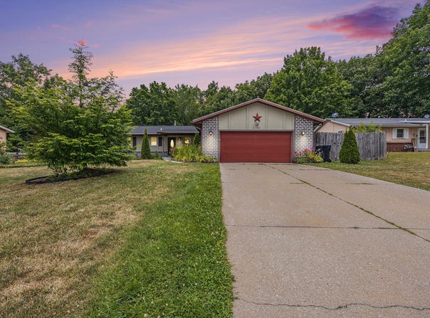 2381 Mapleview Street SE, Kentwood, MI 49508