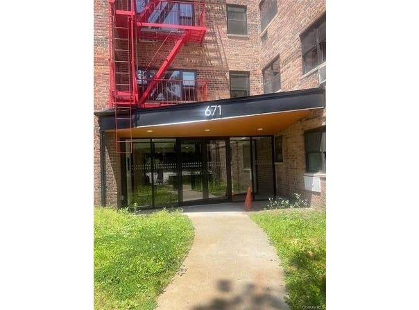 671 Bronx River Road, Yonkers, NY 10704