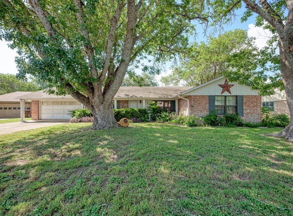 807 Ross CIR, Lockhart, TX 78644