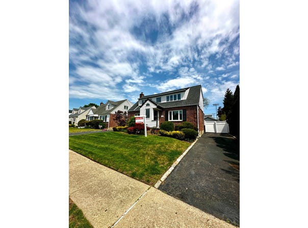 186 Whitehall road S, s garden city, NY 11530