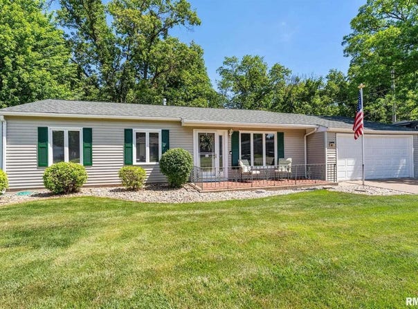 941 33RD Avenue, East Moline, IL 61244