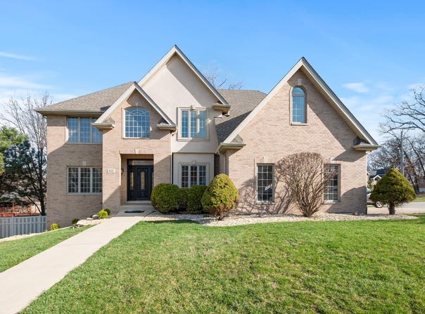 9000 Deerwood Court, Palos Hills, IL 60465