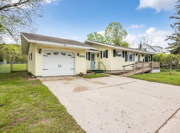 8695 S Maple City Road, Maple City, MI 49664