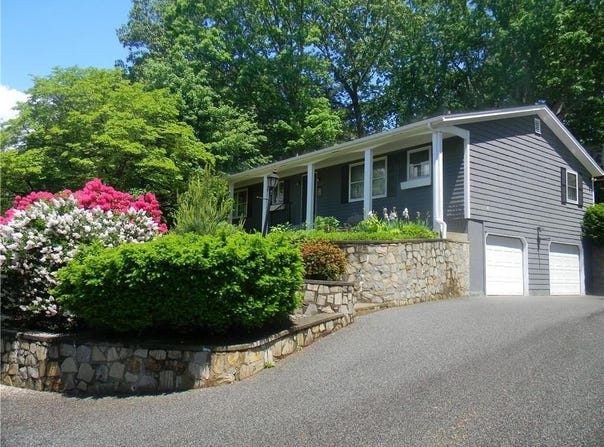 90 Quaker Drive, West Warwick, RI 02893