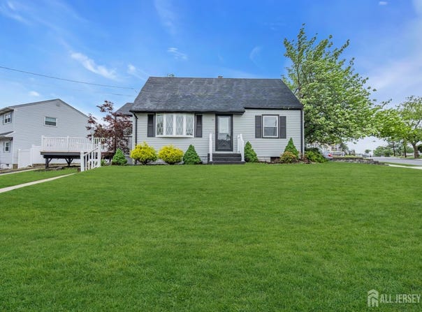 99 Crestview Road, Fords, NJ 08863