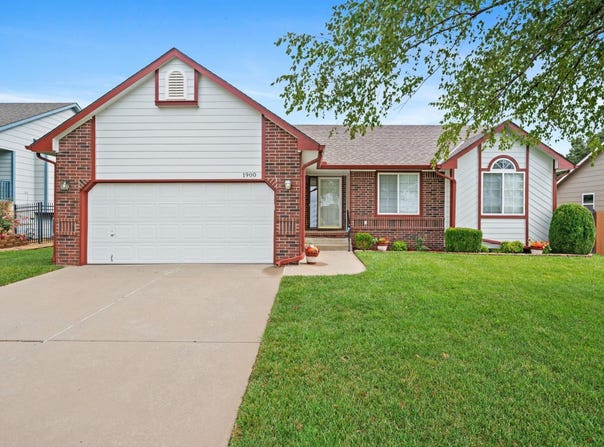 1900 E Glen Hills Dr, Derby, KS 67037