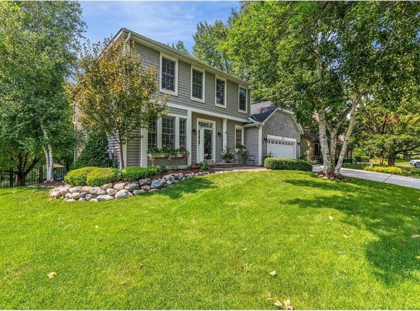 8656 Endicott Trail, Eden Prairie, MN 55347