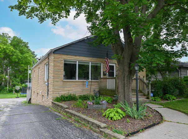 246 North Ave, Hartland, WI 53029