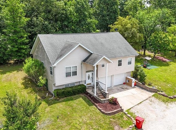 16910 Lawrence Drive, St Robert, MO 65584