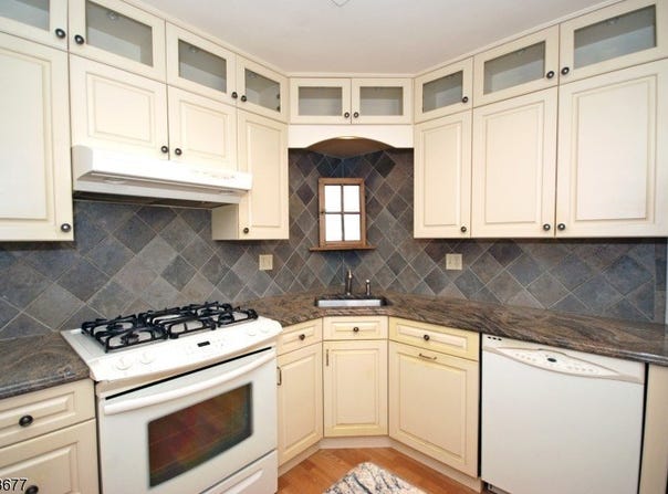 16 Henley Dr, Franklin Twp., NJ 08873-4774