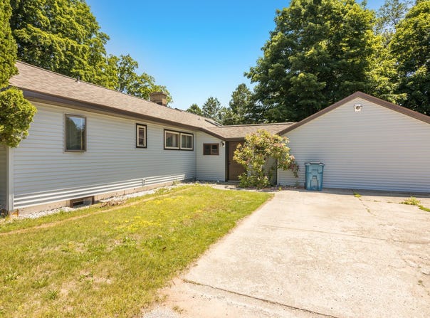 637 Crystal Avenue, Frankfort, MI 49635