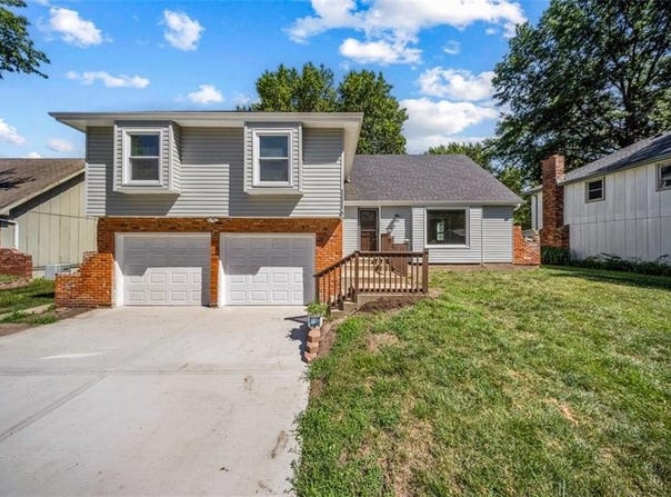 1116 N Walker Lane, Olathe, KS 66061